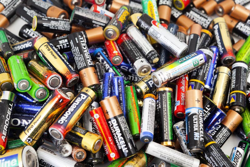 Verschillende types van gebruikte batterijen klaar voor recycling royalty-vrije stock fotografie Verschillende types van gebruikte batterijen klaar voor recycling royalty-vrije stock fotografie