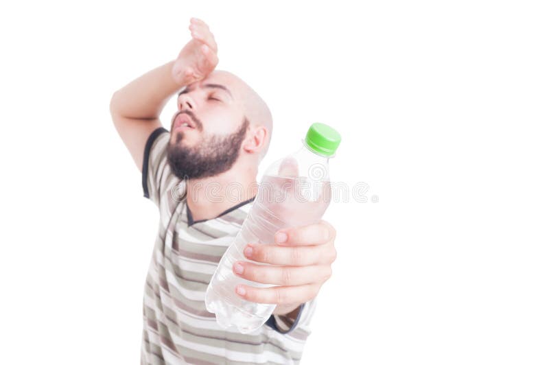 Verschwitzter Mann, der eine Flasche kaltes Wasser hält stockbilder Verschwitzter Mann, der eine Flasche kaltes Wasser hält stockbilder