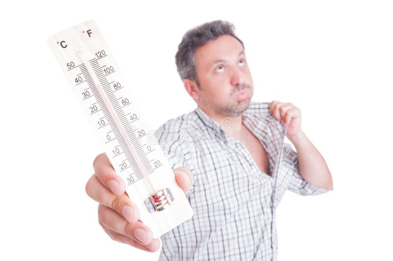 Verschwitzter Mann, der Thermometer als Sommerhitzekonzept hält