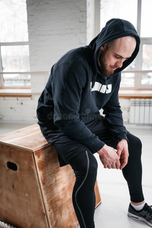 Verschwitzter starker Mann, der nach seinem harten Training sich entspannt lizenzfreies stockbild Verschwitzter starker Mann, der nach seinem harten Training sich entspannt lizenzfreies stockbild