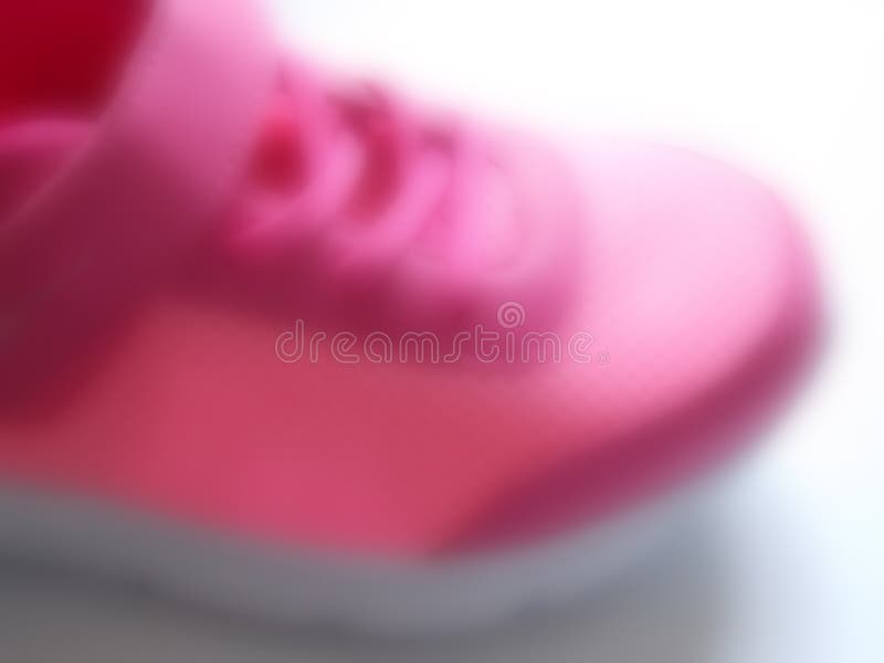 Verschwommenes Bild eines rosa Sneakers stockbilder