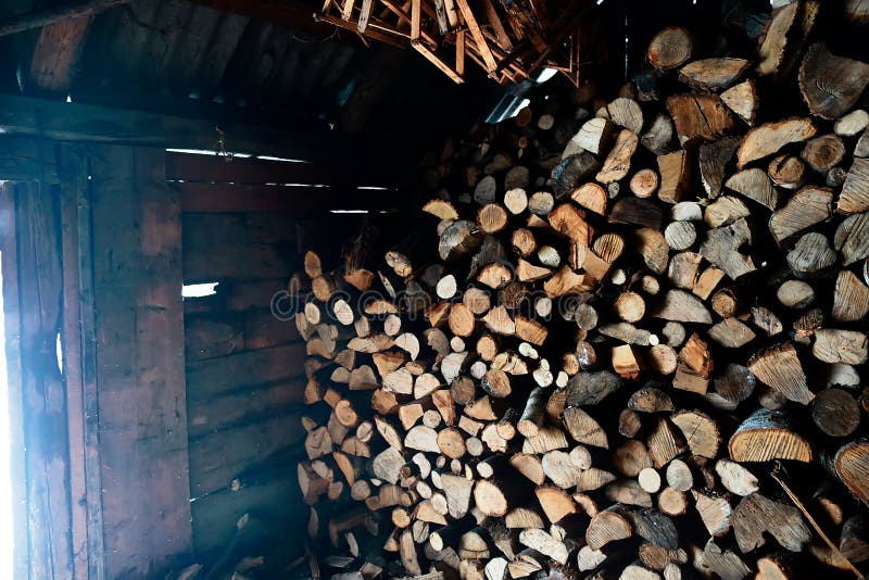Verschütten Sie voll vom Brennholz schöne Szene des täglichen Landlebens im Winter Ökologisches Energiekonzept stockfotografie Verschütten Sie voll vom Brennholz schöne Szene des täglichen Landlebens im Winter Ökologisches Energiekonzept stockfotografie