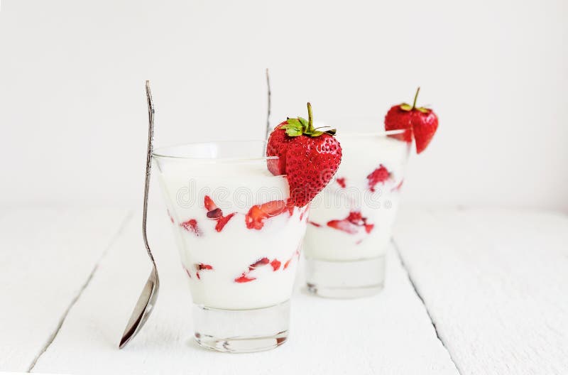 Verse aardbei op een glas met dessertyoghurt en aardbei l stock foto Verse aardbei op een glas met dessertyoghurt en aardbei l stock foto