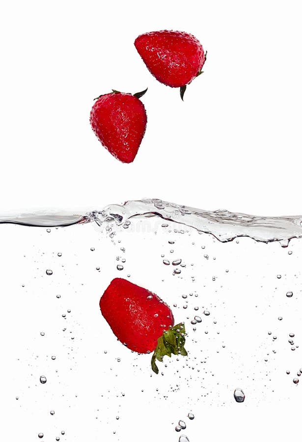Verse Aardbeien in het Vallen in Water stock foto Verse Aardbeien in het Vallen in Water stock foto