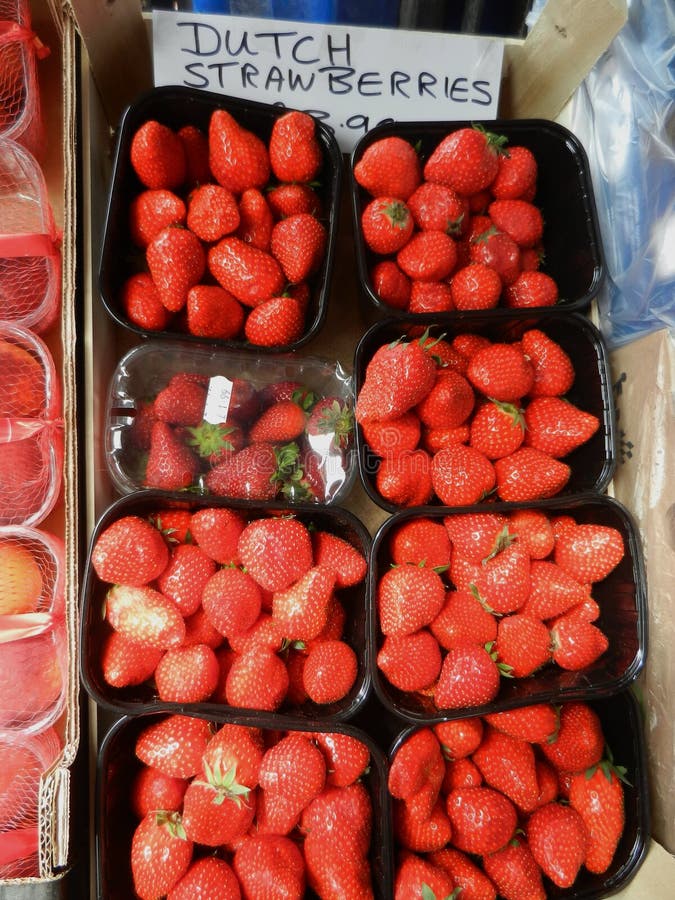 Verse aardbeien klaar voor consumptie stock afbeelding Verse aardbeien klaar voor consumptie stock afbeelding