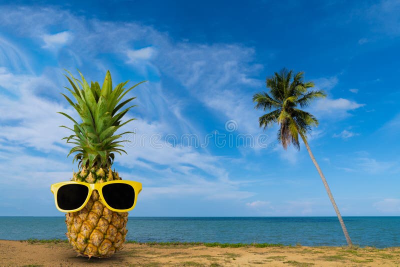Verse ananas op het strand, Manier hipster ananas, Heldere de zomerkleur, Tropisch fruit met zonnebril