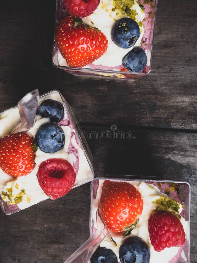 Verse bessen van romig specialiteitenroomijs met framboos, bosbes die, aardbei, pistache, op de houten mening van de lijstbovenka royalty-vrije stock fotografie Verse bessen van romig specialiteitenroomijs met framboos, bosbes die, aardbei, pistache, op de houten mening van de lijstbovenka royalty-vrije stock fotografie