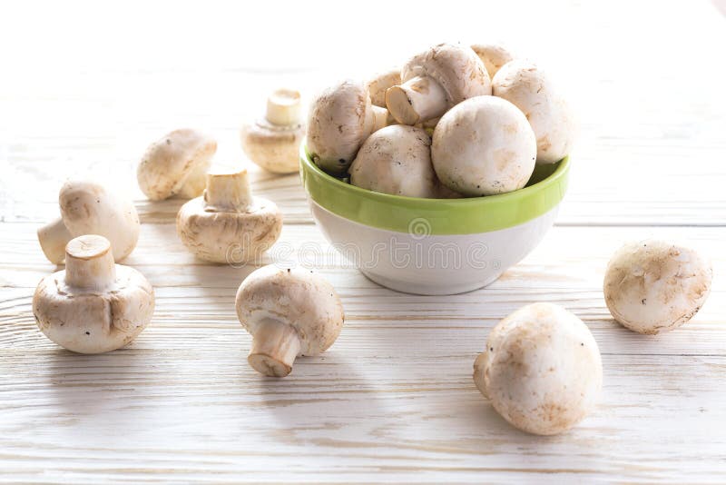 Verse champignons bij witte rustieke lijst stock foto's Verse champignons bij witte rustieke lijst stock foto's