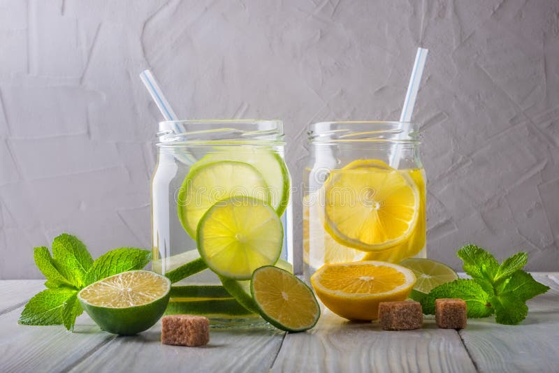 Verse de zomer detox limonade in glasflessen met citroen, kalk en munt op een lichte achtergrond royalty-vrije stock afbeeldingen Verse de zomer detox limonade in glasflessen met citroen, kalk en munt op een lichte achtergrond royalty-vrije stock afbeeldingen