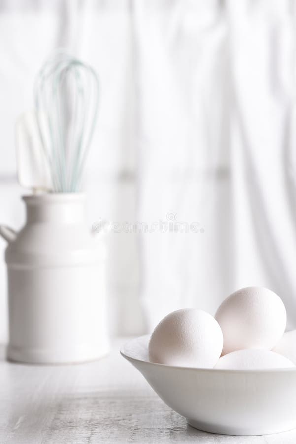 Verse eieren in een witte kom voor een venster stock foto's Verse eieren in een witte kom voor een venster stock foto's