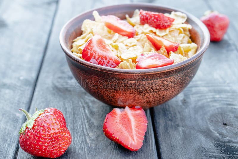 Verse eigengemaakte muesli, muesli met aardbeien in een plaat op een donkergrijze achtergrond, selectieve nadruk royalty-vrije stock afbeeldingen Verse eigengemaakte muesli, muesli met aardbeien in een plaat op een donkergrijze achtergrond, selectieve nadruk royalty-vrije stock afbeeldingen
