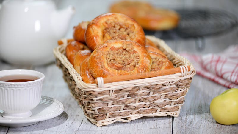 Verse eigengemaakte open gistbroodjes met appel en kruimeltaart Traditionele Russische gebakjevatrushka, ronde broodjes, scherpe stock foto's Verse eigengemaakte open gistbroodjes met appel en kruimeltaart Traditionele Russische gebakjevatrushka, ronde broodjes, scherpe stock foto's
