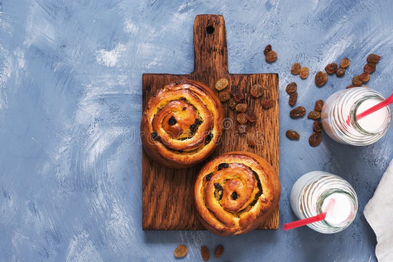 Verse gebakjes met rozijnen, melk, yoghurt op grijze achtergrond Exemplaar ruimte, hoogste mening stock fotografie Verse gebakjes met rozijnen, melk, yoghurt op grijze achtergrond Exemplaar ruimte, hoogste mening stock fotografie