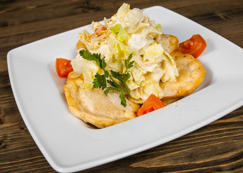 Verse gebraden bollen op kom met salade royalty-vrije stock foto Verse gebraden bollen op kom met salade royalty-vrije stock foto
