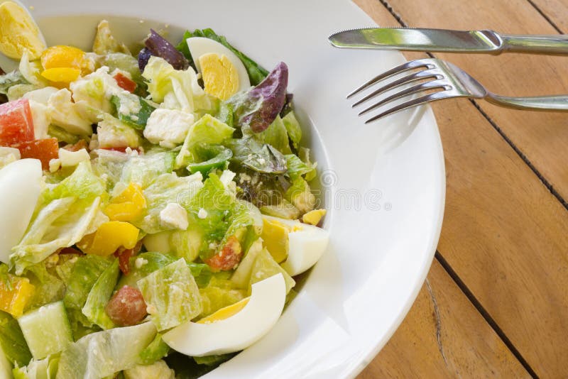 Verse Gemengde salade met vork en mes stock foto Verse Gemengde salade met vork en mes stock foto