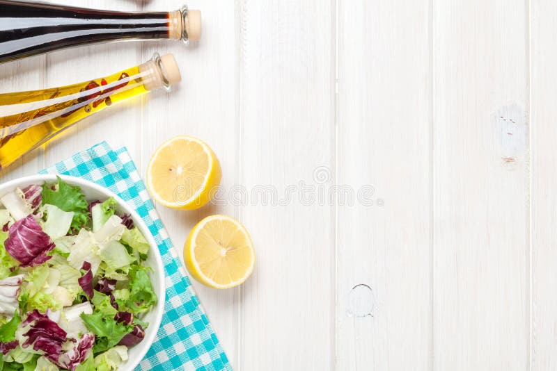 Verse gezonde salade en specerijen over witte houten lijst royalty-vrije stock foto Verse gezonde salade en specerijen over witte houten lijst royalty-vrije stock foto