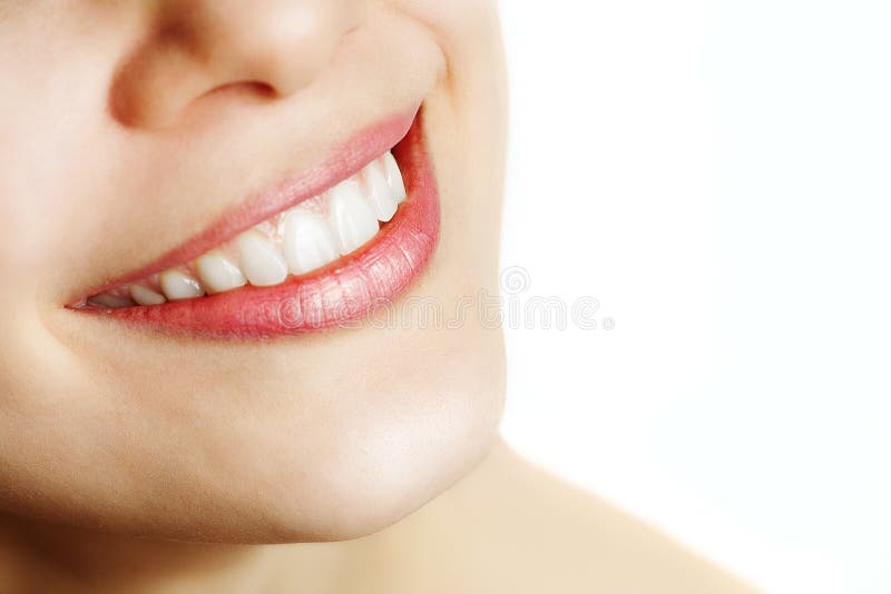 Verse glimlach van vrouw met gezonde tanden