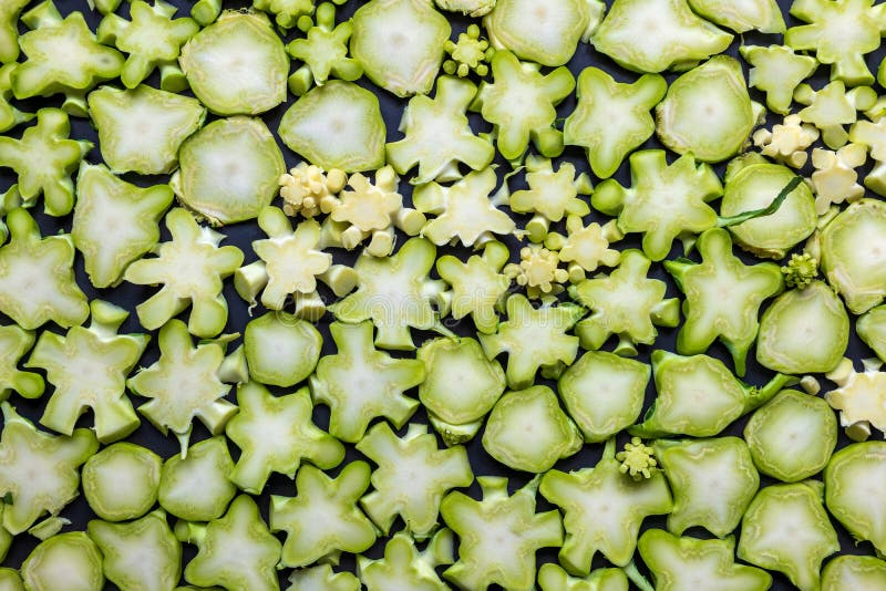 Verse groene broccoli stalk snijdt achtergrond