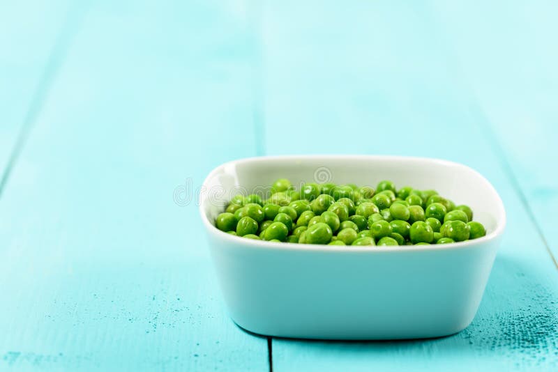 Verse Groene Erwten in Witte Kom royalty-vrije stock afbeelding Verse Groene Erwten in Witte Kom royalty-vrije stock afbeelding