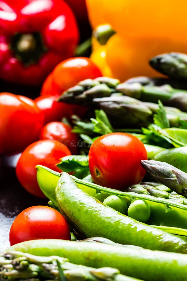 Verse groenten - asperge, tomaten, rozemarijn, groene erwt, groene paprika stock afbeeldingen Verse groenten - asperge, tomaten, rozemarijn, groene erwt, groene paprika stock afbeeldingen