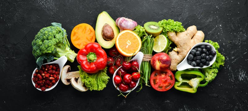 Verse groenten en fruit op zwarte achtergrond Vitaminen en mineralen Bovenaanzicht