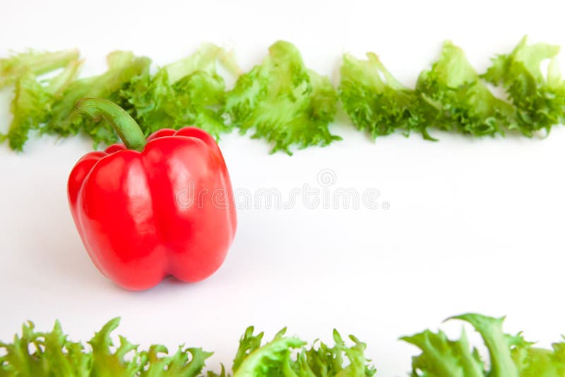 Verse groenten - zoete Spaanse peper en bladeren van frillis Peper, Groen Rood, Geel, Oranje, royalty-vrije stock foto's Verse groenten - zoete Spaanse peper en bladeren van frillis Peper, Groen Rood, Geel, Oranje, royalty-vrije stock foto's