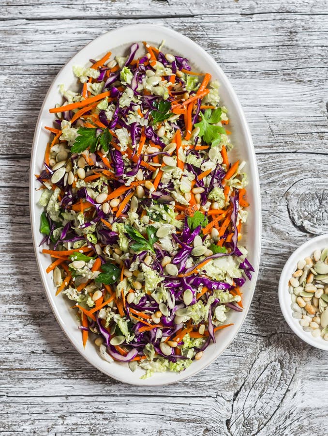 Verse groentesalade met rode kool, wortelen, paprika's, kruiden en zaden Gezond vegetarisch voedsel stock fotografie Verse groentesalade met rode kool, wortelen, paprika's, kruiden en zaden Gezond vegetarisch voedsel stock fotografie