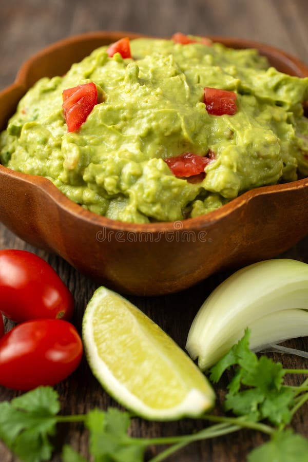 Verse Guacamole Met Tomatenkalk En Koriander in Een Houten Kom Stock ...