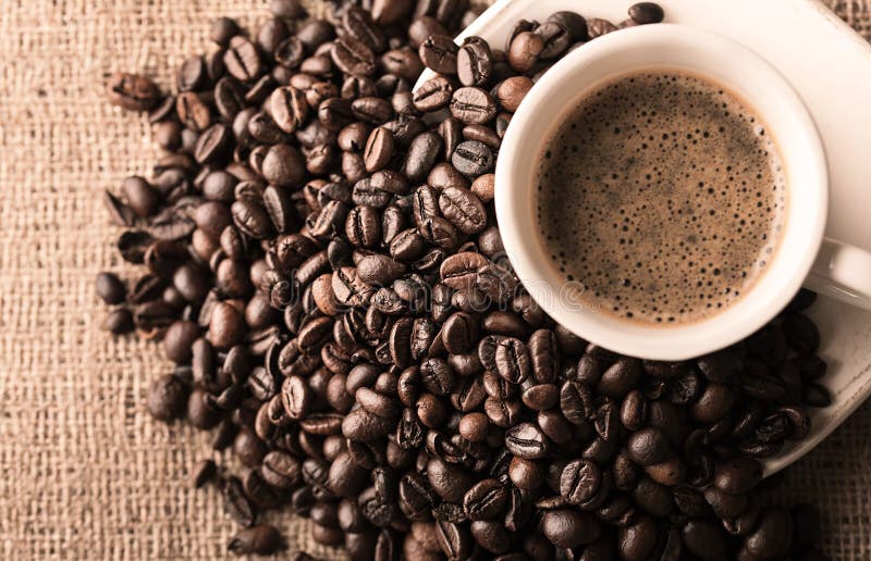 Verse koffie en koffiebonen royalty-vrije stock afbeeldingen Verse koffie en koffiebonen royalty-vrije stock afbeeldingen