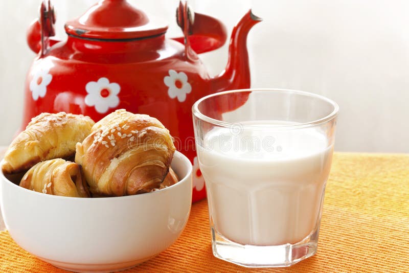 Verse melk en croissants royalty-vrije stock foto's Verse melk en croissants royalty-vrije stock foto's