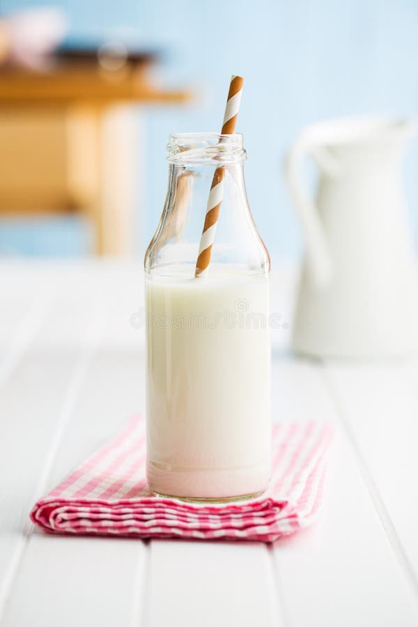 Verse melk in glasfles stock afbeeldingen Verse melk in glasfles stock afbeeldingen