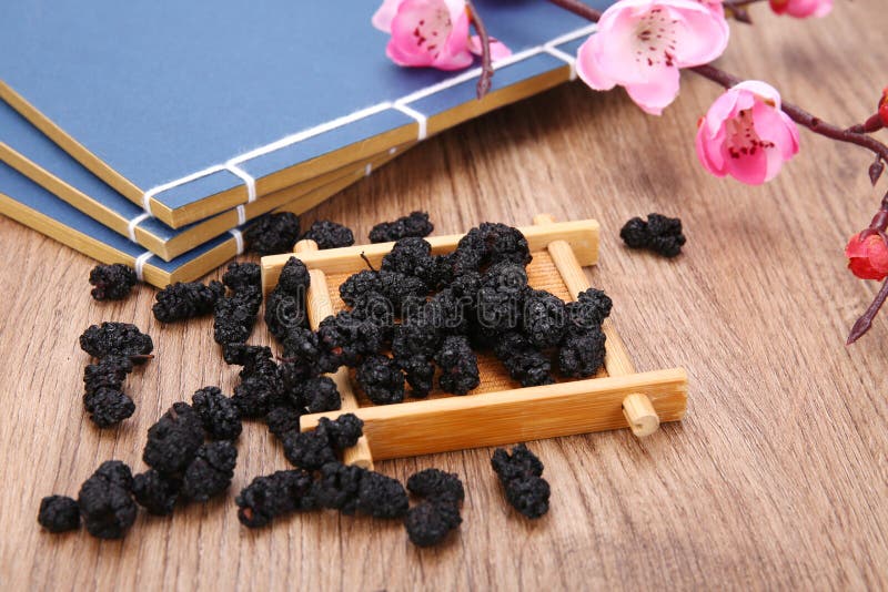 Verse moerbeenvruchten op houten tafel. royalty-vrije stock afbeelding