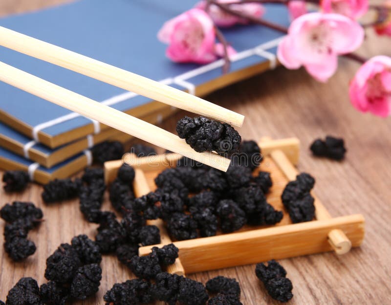 Verse moerbeenvruchten op houten tafel. stock foto