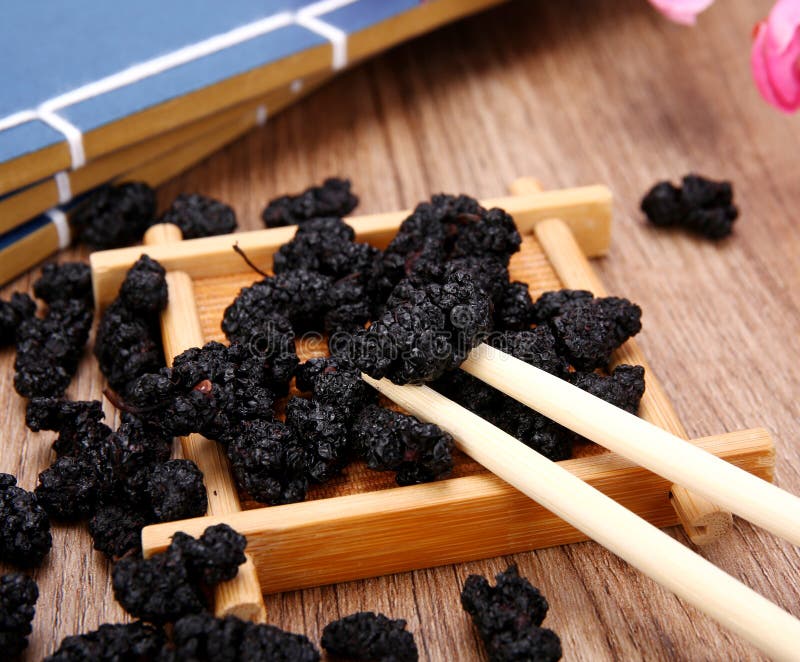 Verse moerbeenvruchten op houten tafel. royalty-vrije stock afbeelding