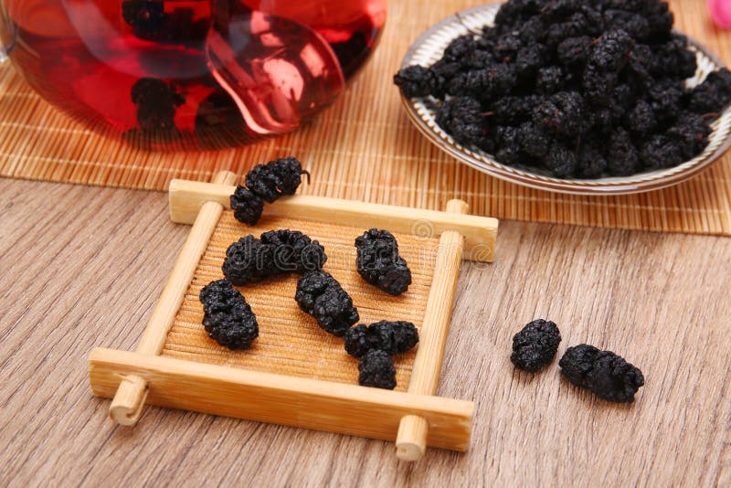 Verse moerbeenvruchten op houten tafel. royalty-vrije stock foto's