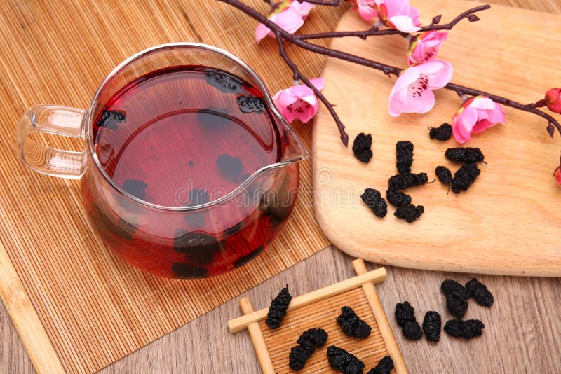 Verse moerbeenvruchten op houten tafel. royalty-vrije stock afbeeldingen