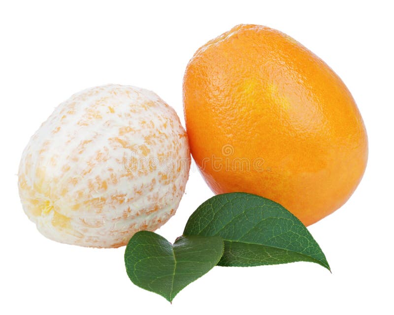 Verse oranje vruchten met groene bladeren die op witte backgrou worden geïsoleerd stock foto's Verse oranje vruchten met groene bladeren die op witte backgrou worden geïsoleerd stock foto's