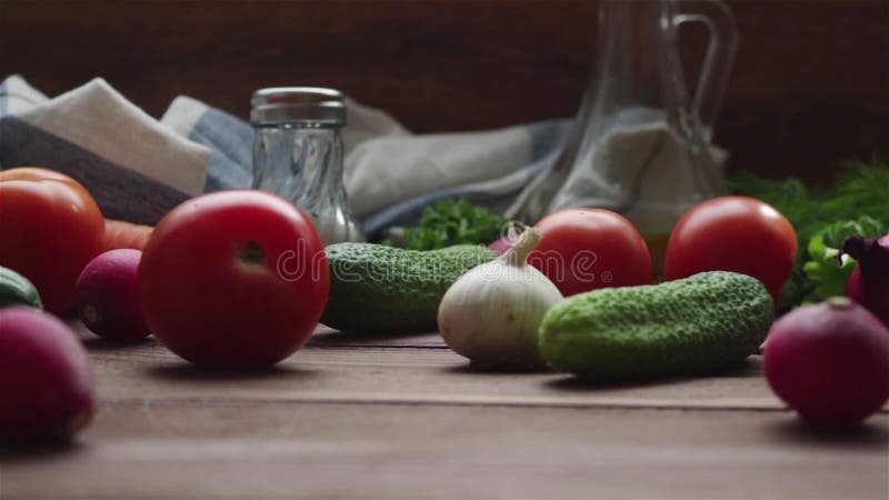 Verse organische groenten tomaten cuccumber onion radish garlic wortel op houten tafel in de onmiddellijke nabijheid
