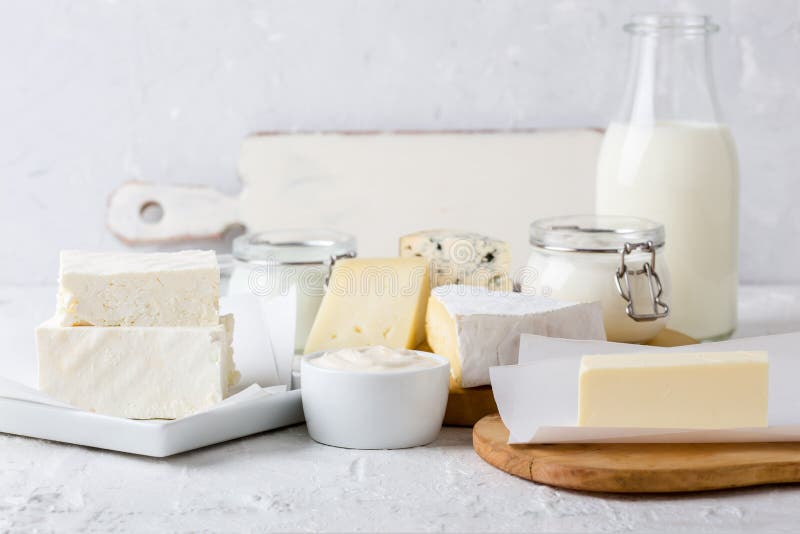 Verse organische zuivelproducten Kaas, boter, zure room, yoghurt en melk
