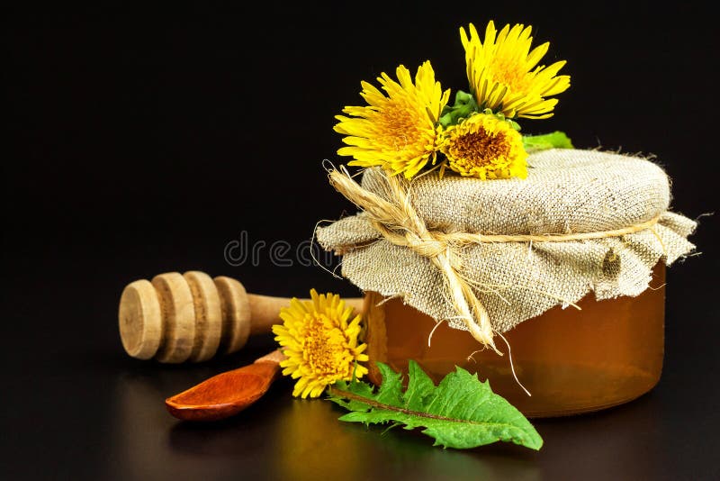 Verse paardebloemhoning in een glas Honingsproductie van paardebloemen Op een zwarte achtergrond royalty-vrije stock foto Verse paardebloemhoning in een glas Honingsproductie van paardebloemen Op een zwarte achtergrond royalty-vrije stock foto