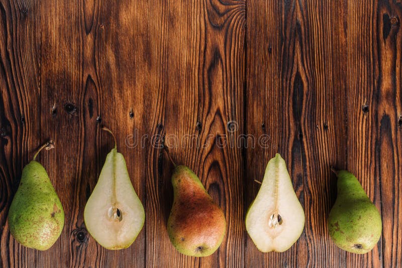 Verse peren op de houten achtergrond stock fotografie Verse peren op de houten achtergrond stock fotografie