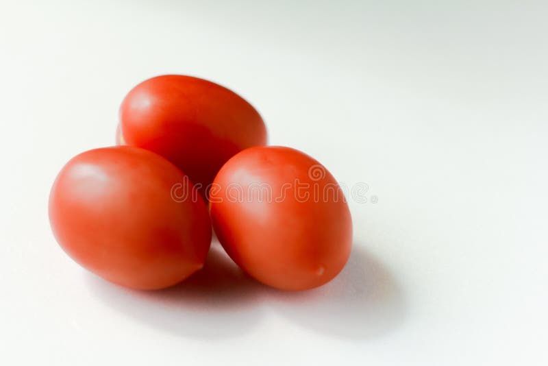 Verse pruim-vormige rode tomaten op witte achtergrond royalty-vrije stock foto Verse pruim-vormige rode tomaten op witte achtergrond royalty-vrije stock foto
