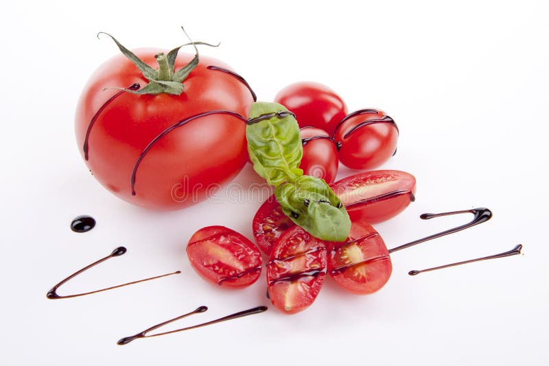 Verse rode tomaten met geïsoleerdeg balsemiek en oilve olie stock foto Verse rode tomaten met geïsoleerdeg balsemiek en oilve olie stock foto
