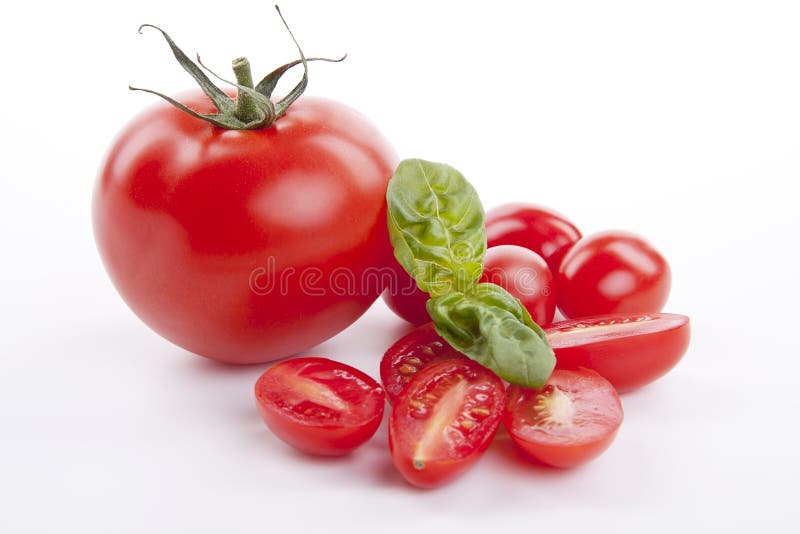 Verse rode tomaten met geïsoleerder balsemiek en oilve olie stock afbeeldingen Verse rode tomaten met geïsoleerder balsemiek en oilve olie stock afbeeldingen