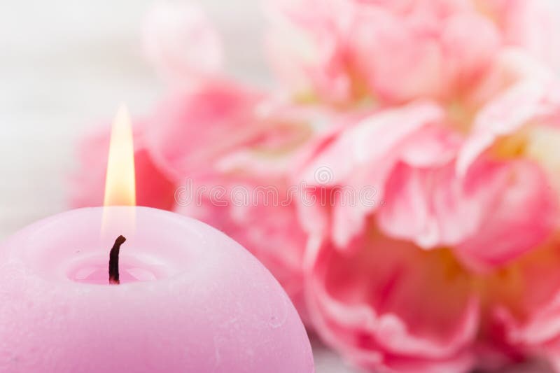 Verse roze tulpenbloemen en aangestoken kaars royalty-vrije stock foto's Verse roze tulpenbloemen en aangestoken kaars royalty-vrije stock foto's