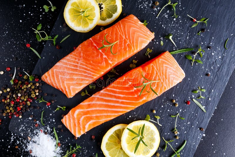Verse ruwe zalmfilet met aromatische kruiden, kruiden royalty-vrije stock foto Verse ruwe zalmfilet met aromatische kruiden, kruiden royalty-vrije stock foto