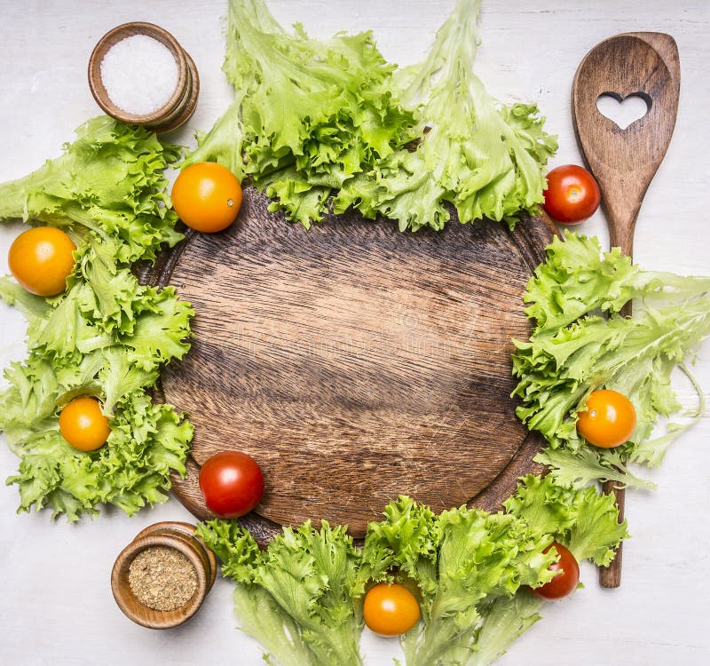 Verse sla, kersentomaten, kruiden en een houten lepel voor salade, rond het scherpe gebied van de raadstekst op houten rustieke r stock foto Verse sla, kersentomaten, kruiden en een houten lepel voor salade, rond het scherpe gebied van de raadstekst op houten rustieke r stock foto