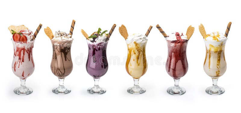 Verse smakelijke cocktails, Glazen met heerlijke die milkshakes op wit worden geïsoleerd
