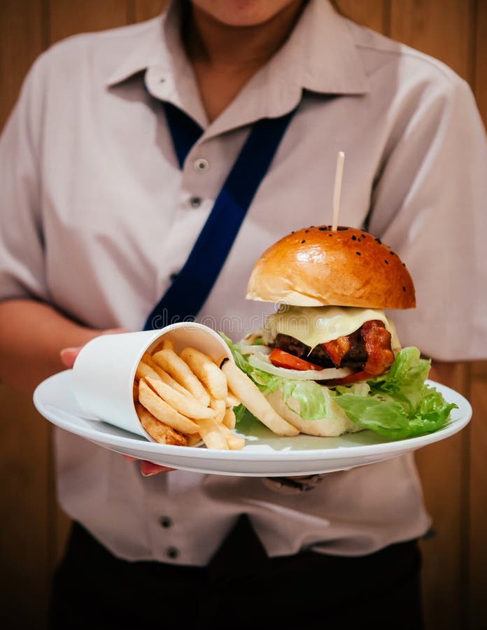 Verse smakelijke grote kaasblt hamburger met frieten op wit p stock fotografie Verse smakelijke grote kaasblt hamburger met frieten op wit p stock fotografie