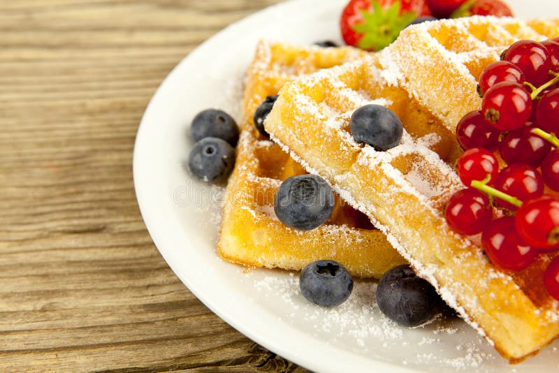 Verse smakelijke waffer met poedersuiker en gemengde vruchten royalty-vrije stock afbeelding Verse smakelijke waffer met poedersuiker en gemengde vruchten royalty-vrije stock afbeelding